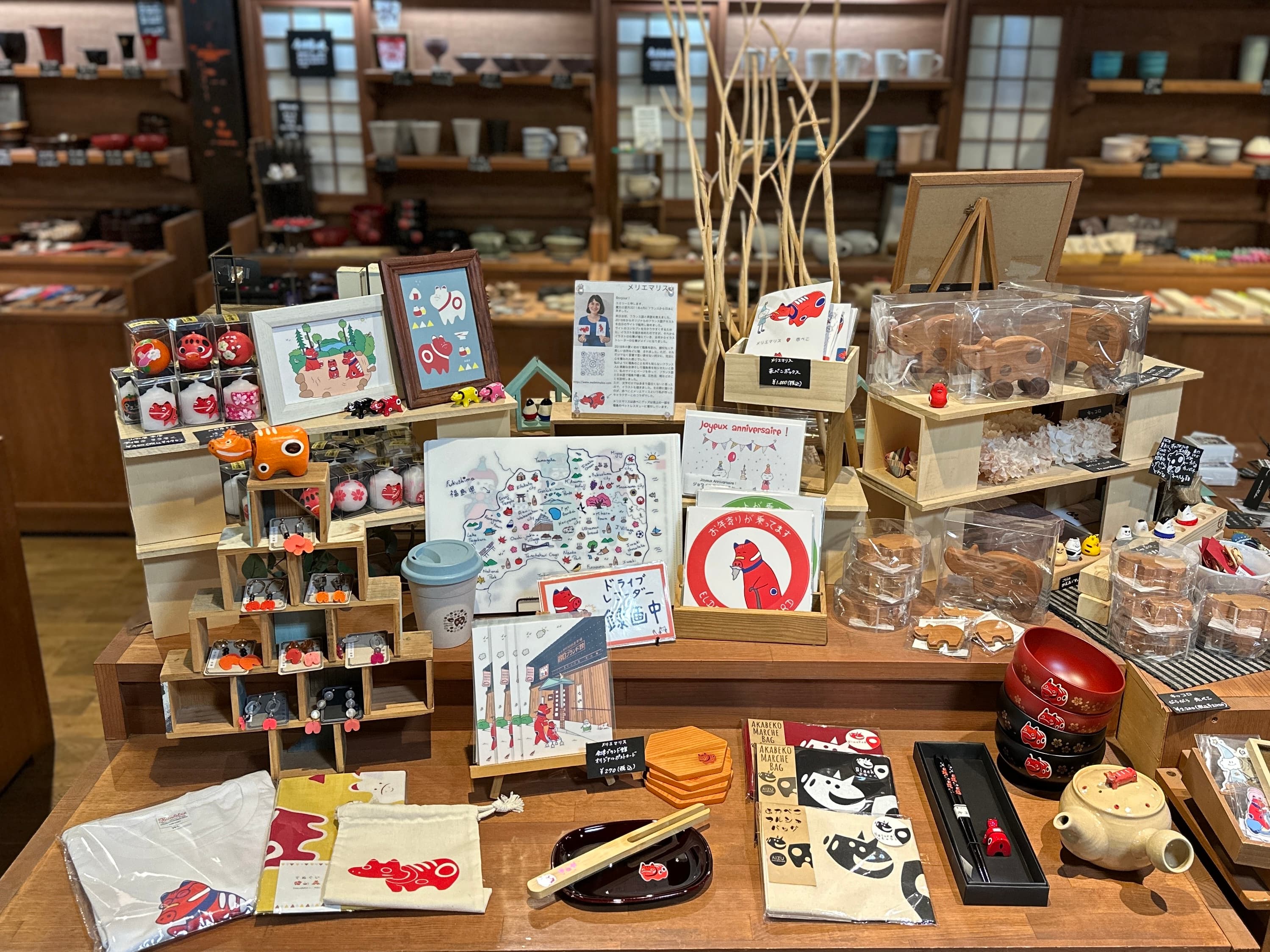 会津ブランド館の店内に並ぶ会津の商品と工芸品